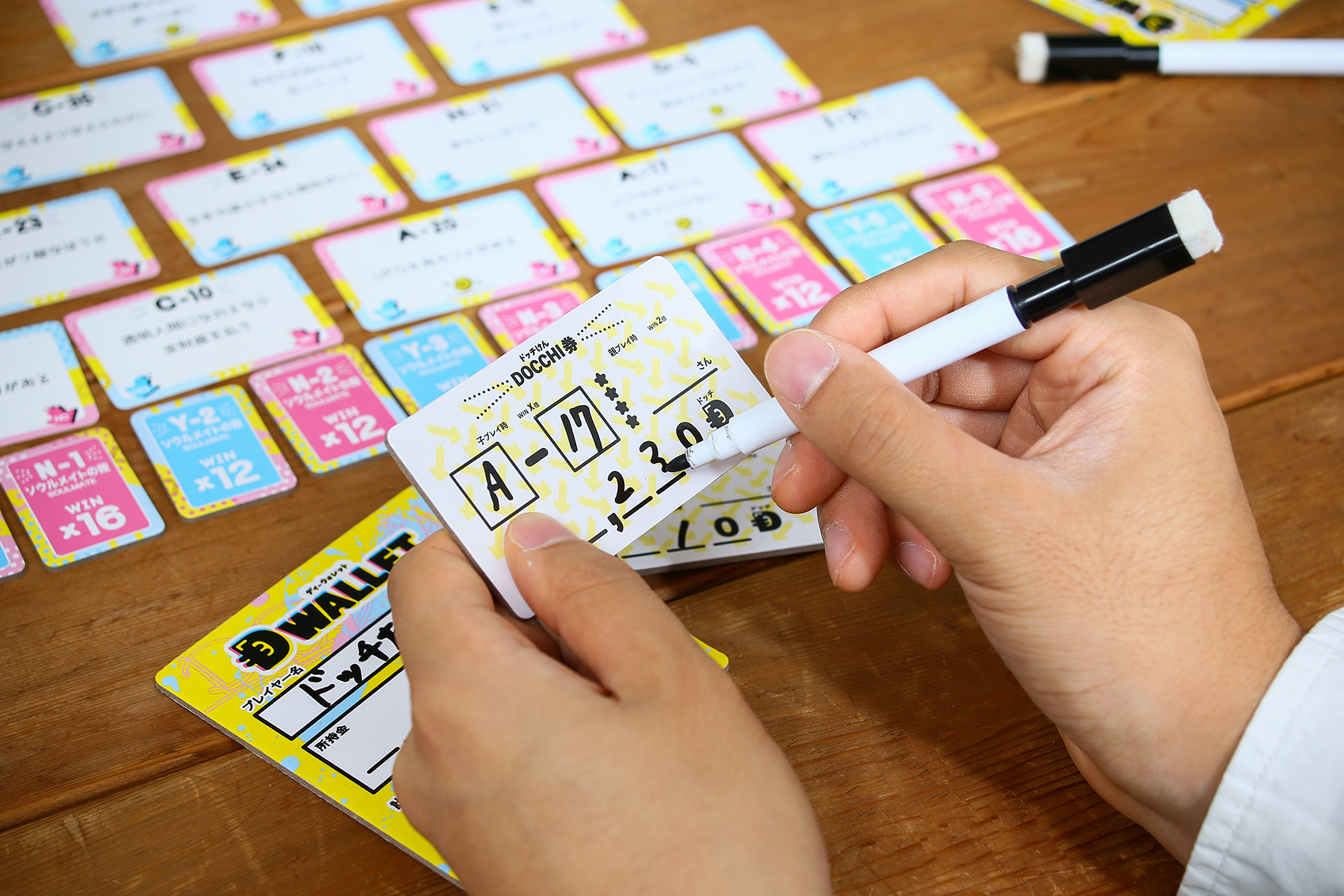 2枚のドッチ券へ別々の予想を記入するメーカー使用例。