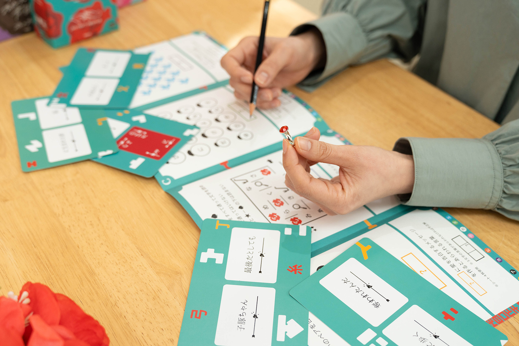 たった今考えたプロポーズの謎解きゲーム 紙のシートと小さな指輪を手に持つ場面