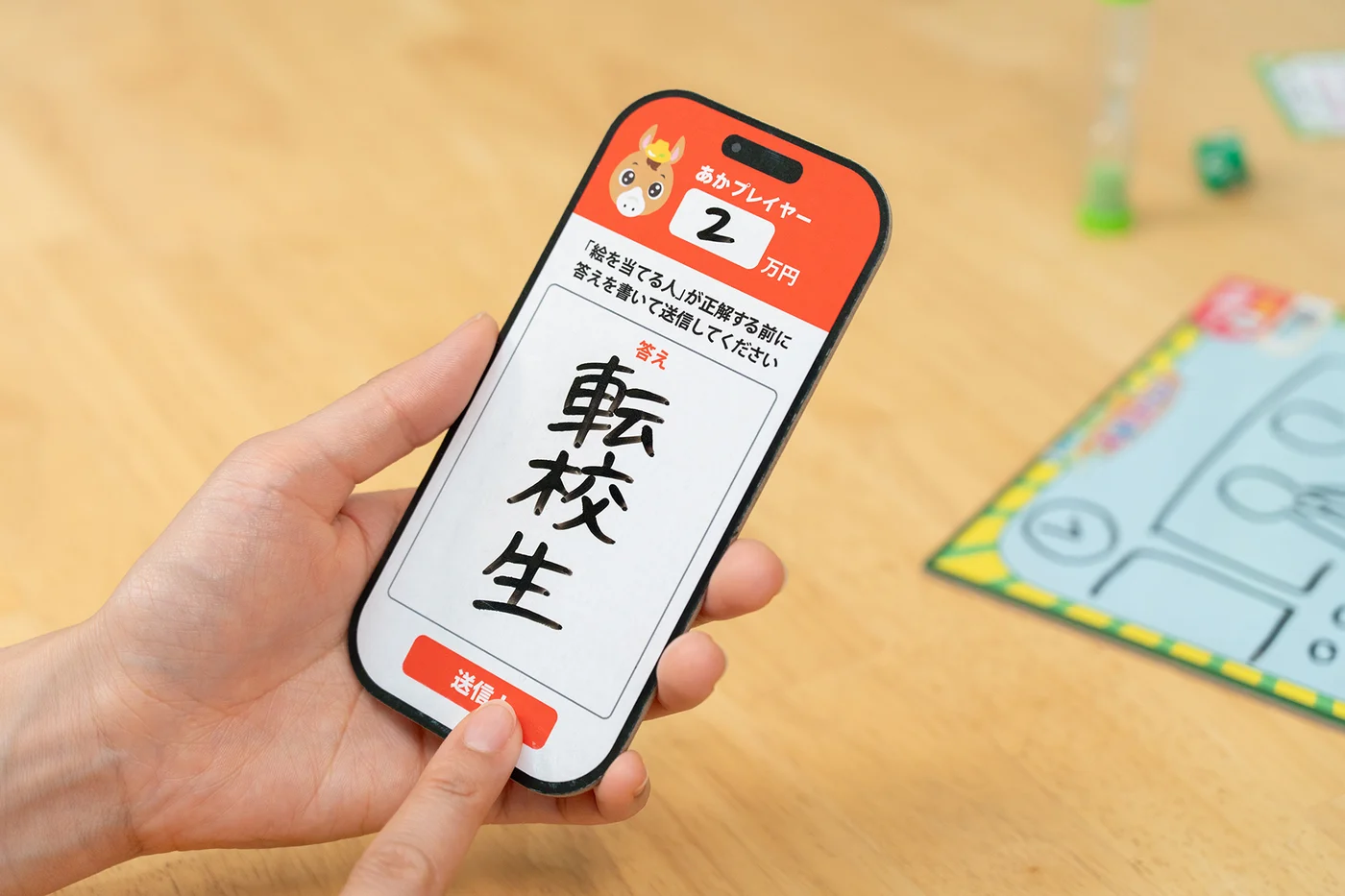 付属のスマホボードを手に持った公式写真。スマートフォン端末が付く商品ではありません。
